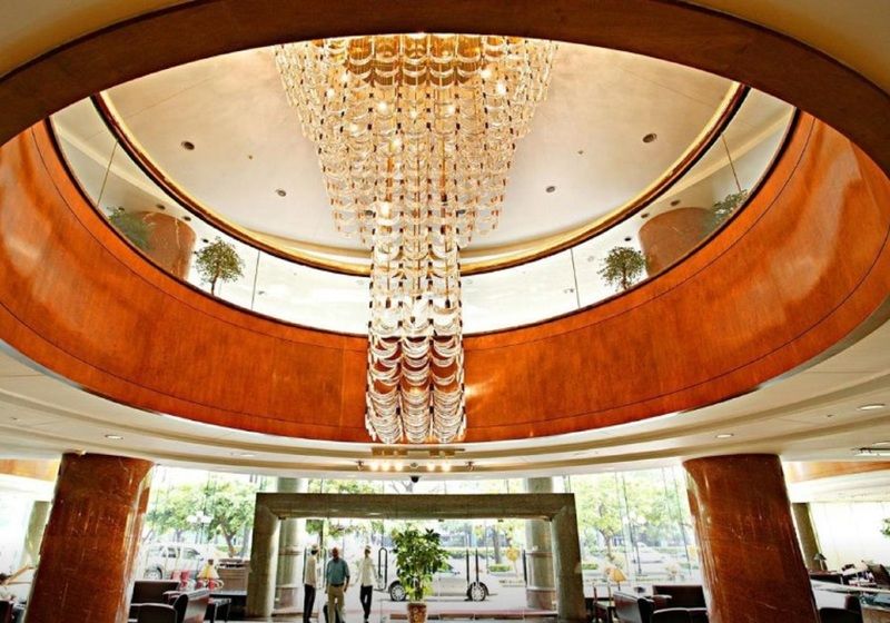 فندق إيفرجرين لوريل، تايتشونج تايتشونغ المظهر الخارجي الصورة The photo shows the interior of a lobby, featuring a large, elegant chandelier hanging from a circular ceiling. The design incorporates warm wooden tones and modern architectural elements. The space is open and airy, with large glass windows allowing