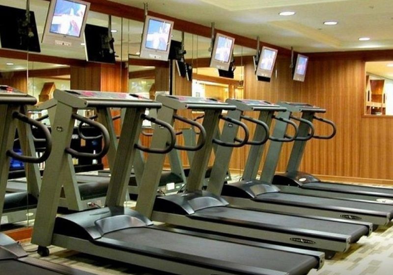 فندق إيفرجرين لوريل، تايتشونج تايتشونغ المظهر الخارجي الصورة The photo shows a fitness area with several treadmills lined up in front of a wall of mirrors. Each treadmill is equipped with a console and has screens above them, likely displaying workout information or entertainment. The interior has a modern des