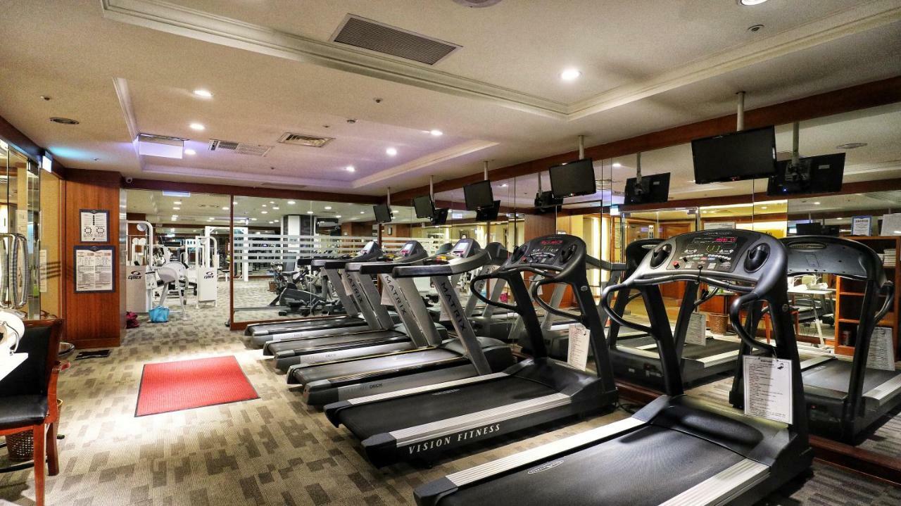 فندق إيفرجرين لوريل، تايتشونج تايتشونغ المظهر الخارجي الصورة The photo shows a gym environment featuring several treadmills lined up in a row. The space has a bright and modern design with adequate lighting. In the background, various exercise machines and weights are visible, suggesting a well-equipped workou