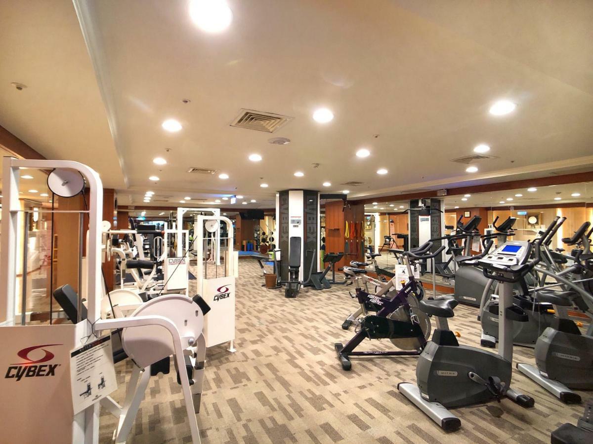 فندق إيفرجرين لوريل، تايتشونج تايتشونغ المظهر الخارجي الصورة The photo shows a spacious gym interior equipped with various exercise machines. There are cardio machines like stationary bikes and elliptical trainers, as well as strength training equipment such as weight machines. The gym has a clean and modern d